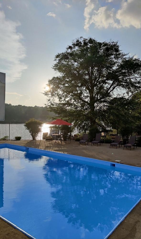 Lake View Inn & Suites Killen Buitenkant foto